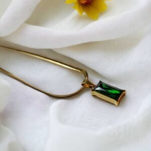 Emerald gold pendant